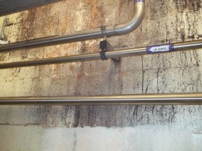 某工艺处理区,因化学品泄露和潮湿条件,墙体受损 某工艺处理区,因化学品泄露和潮湿条件,墙体受损