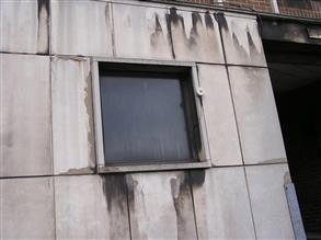 一栋写字楼的混凝土板发生剥落和崩落